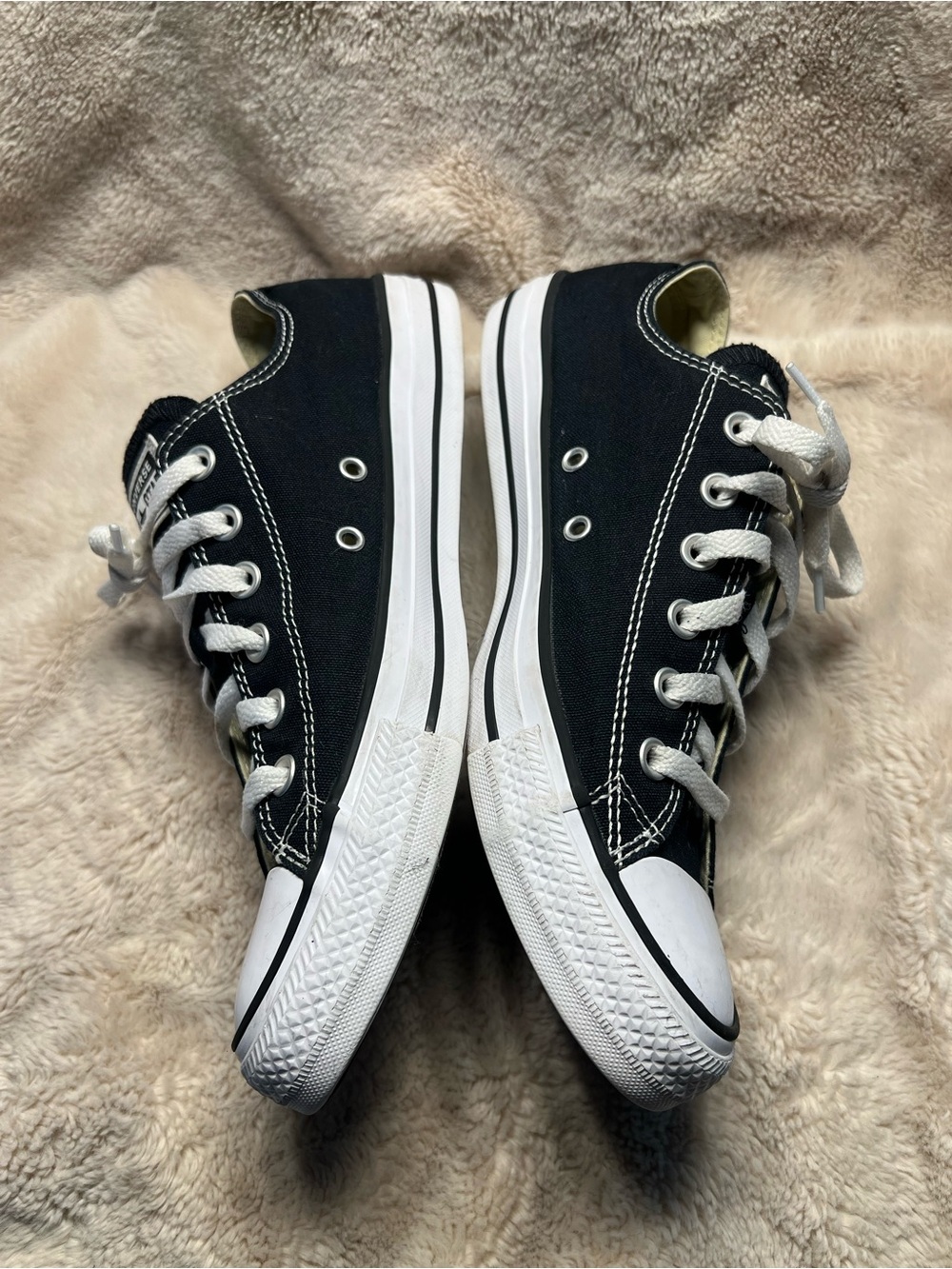 Converse women’s size 10, or men’s size 8 - Picture 2 of 6